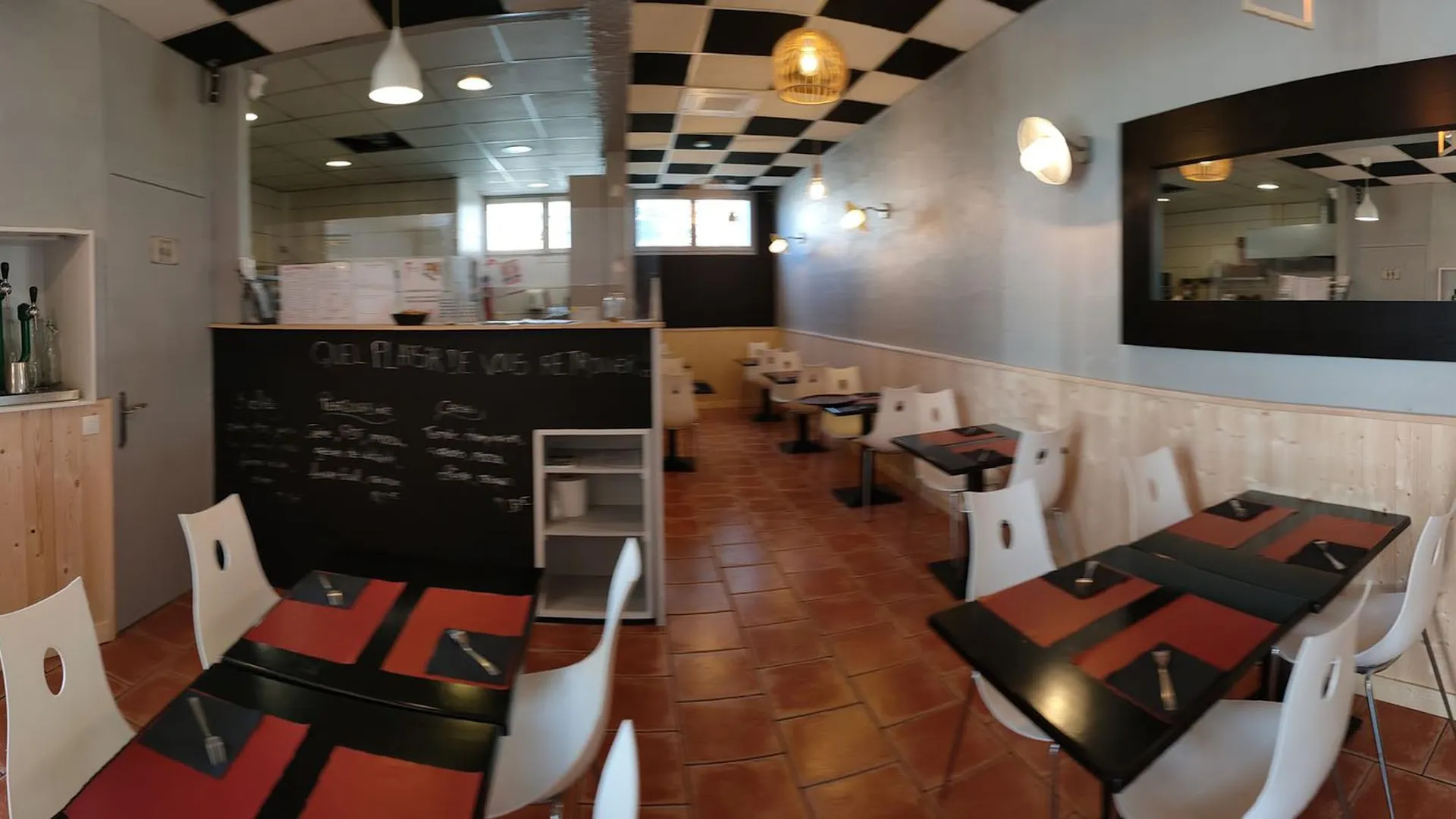 La terrasse restaurant pizzéria (pizzas, pâtes, salades) cuisine artisanale et service rapide, livraison le soir